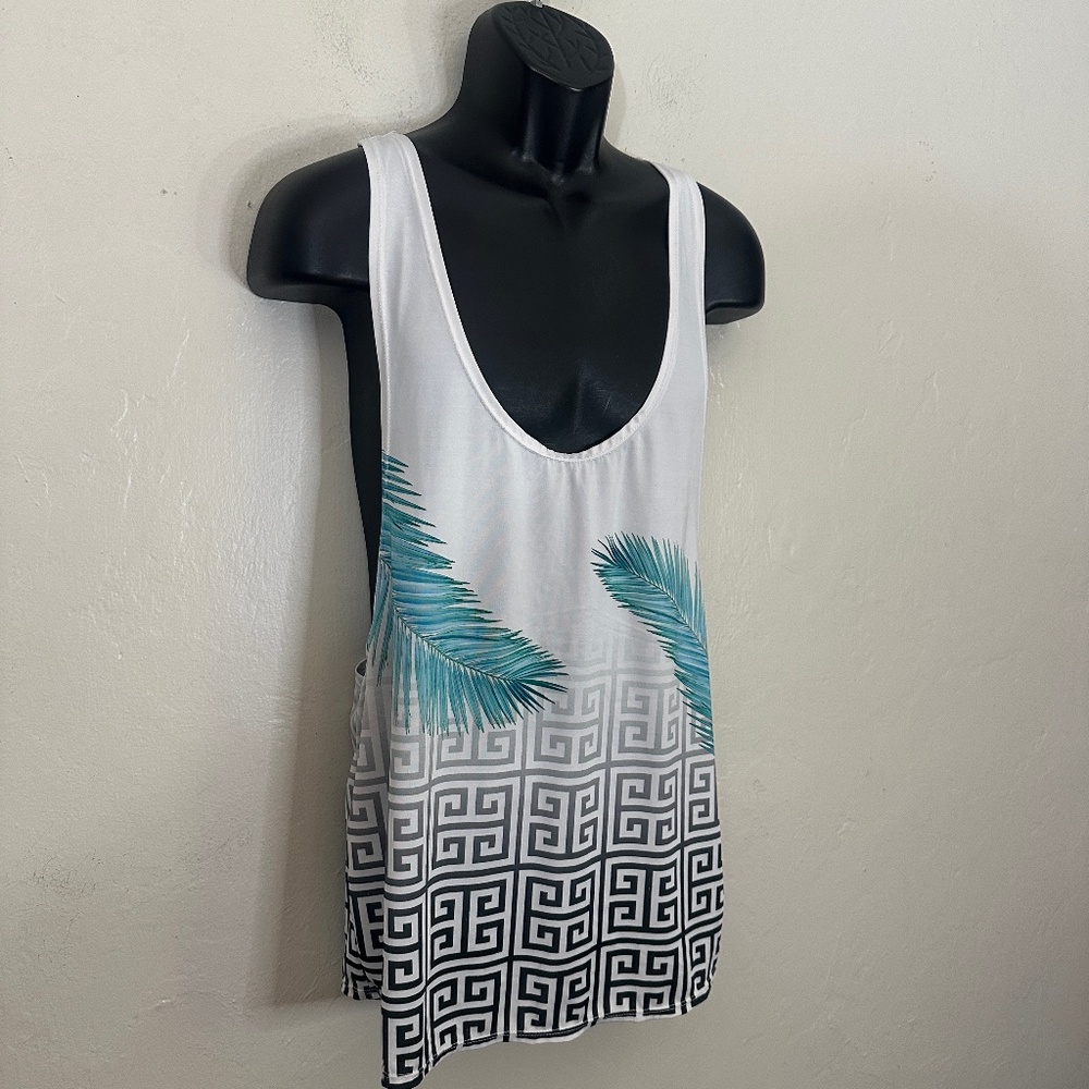 Voi Toi Tank Top Medium Gently worn 97% polyester / 3% spandex 21" armpits